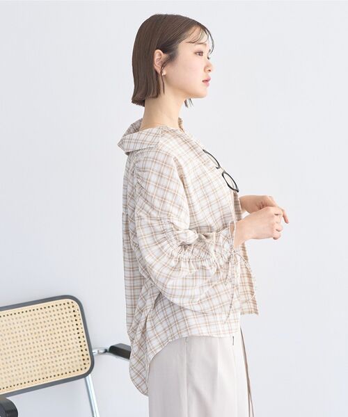 earth music&ecology(アースミュージックアンドエコロジー)の「シャーリングスリーブチェックシャツ(シャツ/ブラウス・レディース・ライトベージュ/ピンク/グレー・FREE)」の22枚目の写真