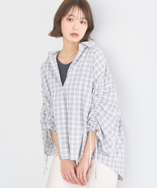 earth music&ecology(アースミュージックアンドエコロジー)の「シャーリングスリーブチェックシャツ(シャツ/ブラウス・レディース・ライトベージュ/ピンク/グレー・FREE)」の2枚目の写真