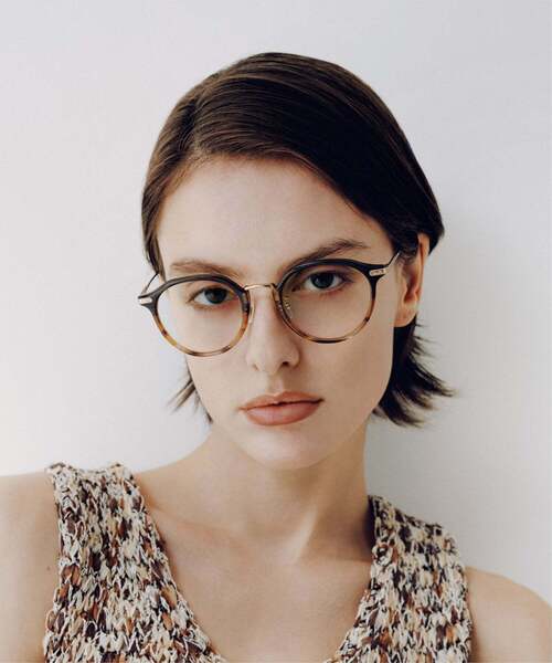 UNITED ARROWS（ユナイテッドアローズ）の「【WEB限定】Zoff｜UNITED ARROWS ユナイテッドアローズ ボストン型 調光サングラス｜クラウンパント メタル カラーレンズ 太縁フレーム おしゃれ 調光 紫外線で色が変わる 紫外線対策 UVカット ユニセックス（サングラス・レディース・ブラック系5/ブラウン・FREE）」の4枚目の写真