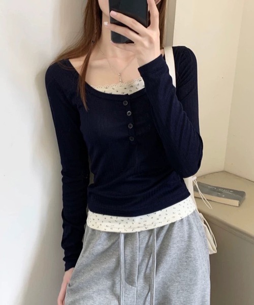 gossip!ロサンゼルス(ゴシップロサンゼルス)の「Y2K フェイクレイヤード 長袖 リブトップス 小花柄レースインナー(Tシャツ/カットソー・レディース・ネイビー・M)」の3枚目の写真