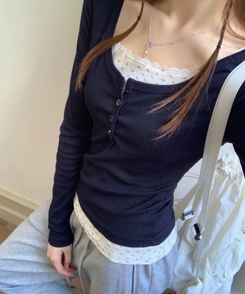 gossip!ロサンゼルス(ゴシップロサンゼルス)の「Y2K フェイクレイヤード 長袖 リブトップス 小花柄レースインナー(Tシャツ/カットソー・レディース・ネイビー・M)」の5枚目の写真
