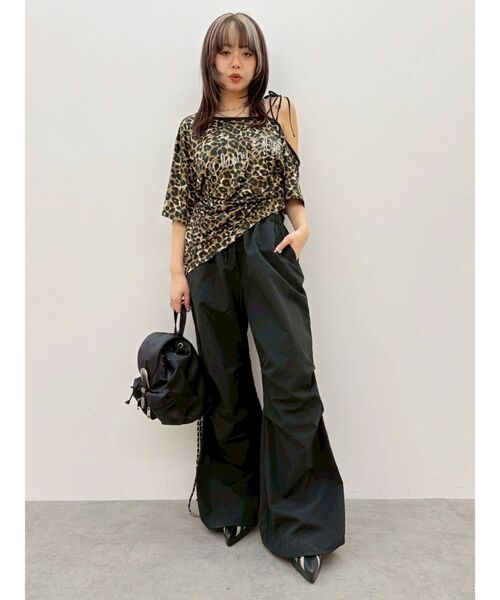 EVRIS（エヴリス）の「ラインストーンワンショルグラフィックトップス（Tシャツ/カットソー・レディース・ブラック/カーキ/ブラウン・FREE）」の21枚目の写真