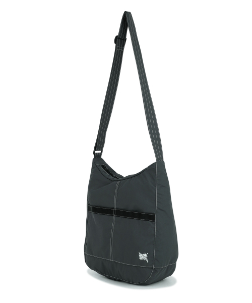BROWNBREATH(ブラウンブレス)の「TAG NYLON MASSENGER BAG - BLACK(メッセンジャーバッグ・レディース・その他・ONE)」の3枚目の写真