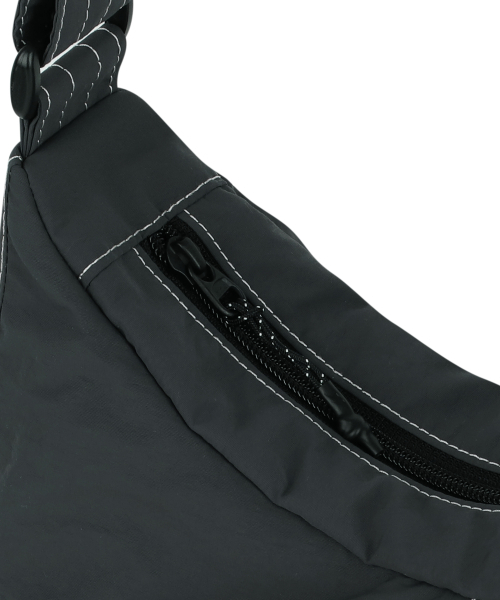 BROWNBREATH(ブラウンブレス)の「TAG NYLON MASSENGER BAG - BLACK(メッセンジャーバッグ・レディース・その他・ONE)」の4枚目の写真