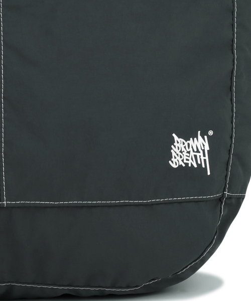 BROWNBREATH(ブラウンブレス)の「TAG NYLON MASSENGER BAG - BLACK(メッセンジャーバッグ・レディース・その他・ONE)」の5枚目の写真