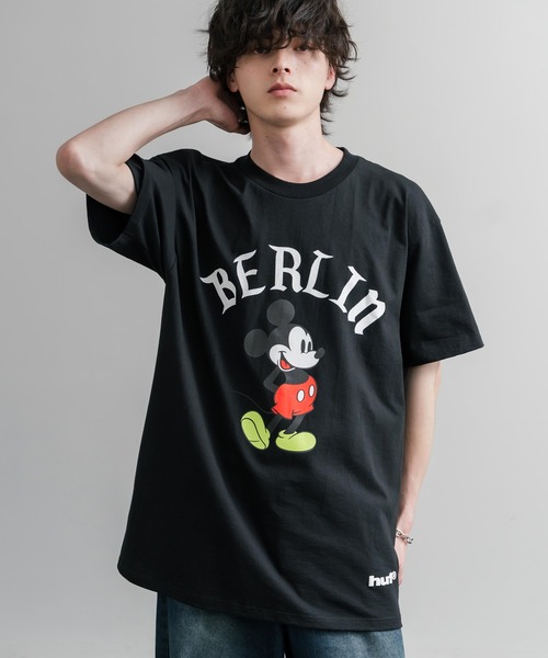HUF(ハフ)の「HUF ハフ オーバーサイズミッキーマウスワールドワイドプリント半袖Tシャツ(Tシャツ/カットソー・メンズ・ブラック系/ブラック系1/ブラック・XL/M/L)」の1枚目の写真