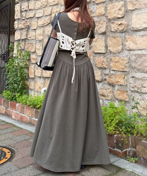WILLFULLY(ウィルフリー)の「healthy cut out waist snap button OP(ワンピース・レディース・チャコール/ブラック/オリーブ・FREE)」の3枚目の写真