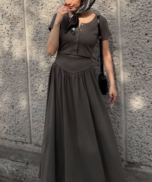WILLFULLY(ウィルフリー)の「healthy cut out waist snap button OP(ワンピース・レディース・チャコール/ブラック/オリーブ・FREE)」の4枚目の写真