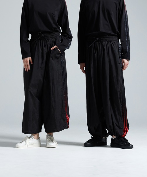 Y-3(ワイスリー)の「Y-3 GRADIENT 3 STRIPES NYLON WIDE PANTS(その他パンツ・メンズ・ブラック・LARGE/XX-SMALL/X-SMALL/SMALL/MEDIUM/X-LARGE)」の1枚目の写真