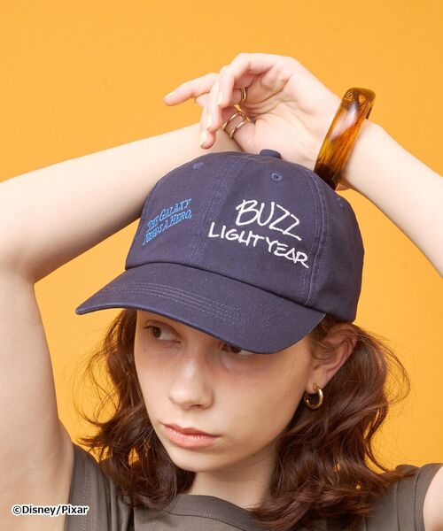 Disney(ディズニー)の「【TOY STORY】ヴィンテージ加工サインロゴCAP(キャップ・レディース・ブラウン/ネイビー・FREE)」の11枚目の写真