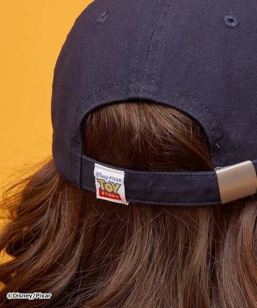 Disney(ディズニー)の「【TOY STORY】ヴィンテージ加工サインロゴCAP(キャップ・レディース・ブラウン/ネイビー・FREE)」の16枚目の写真