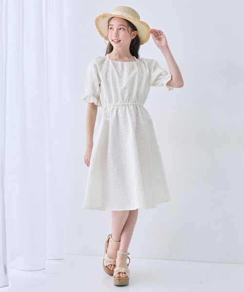 Amourire girl(アムリールガール)の「パフスリーブ フラワー エンボス ギャザー ワンピース(ワンピース・キッズ・ブラック/イエロー/オフホワイト/サックスブルー・130cm/140cm/150cm/160cm)」の2枚目の写真