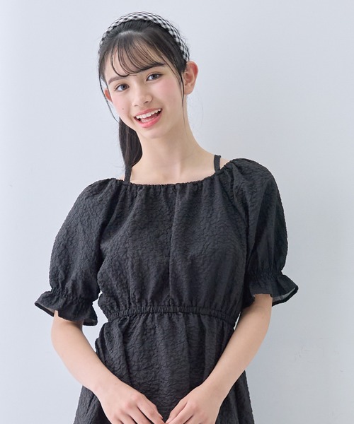 Amourire girl(アムリールガール)の「パフスリーブ フラワー エンボス ギャザー ワンピース(ワンピース・キッズ・ブラック/イエロー/オフホワイト/サックスブルー・130cm/140cm/150cm/160cm)」の6枚目の写真