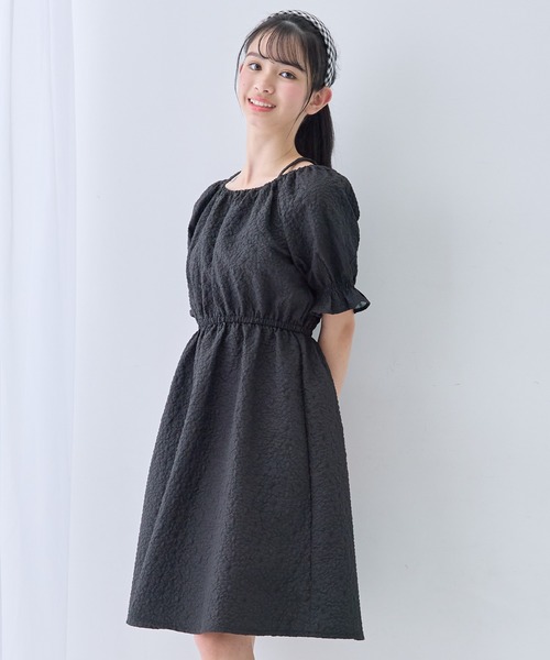 Amourire girl(アムリールガール)の「パフスリーブ フラワー エンボス ギャザー ワンピース(ワンピース・キッズ・ブラック/イエロー/オフホワイト/サックスブルー・130cm/140cm/150cm/160cm)」の7枚目の写真