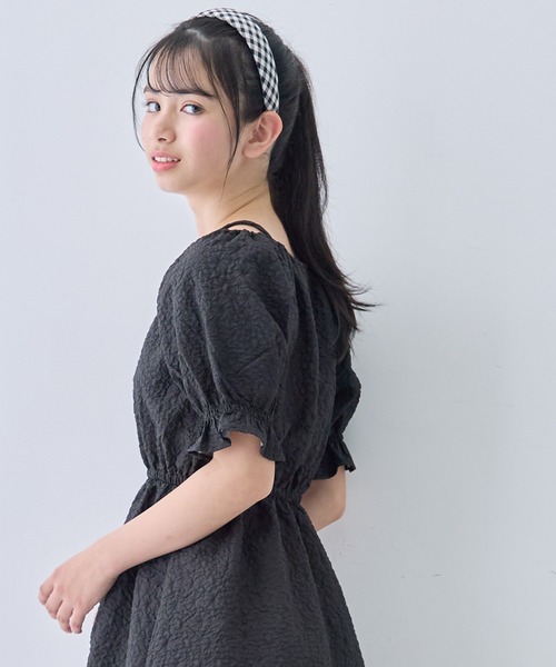 Amourire girl(アムリールガール)の「パフスリーブ フラワー エンボス ギャザー ワンピース(ワンピース・キッズ・ブラック/イエロー/オフホワイト/サックスブルー・130cm/140cm/150cm/160cm)」の8枚目の写真