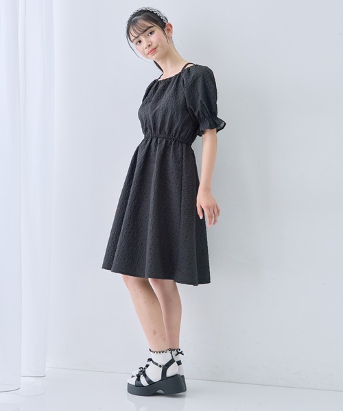 Amourire girl(アムリールガール)の「パフスリーブ フラワー エンボス ギャザー ワンピース(ワンピース・キッズ・ブラック/イエロー/オフホワイト/サックスブルー・130cm/140cm/150cm/160cm)」の13枚目の写真