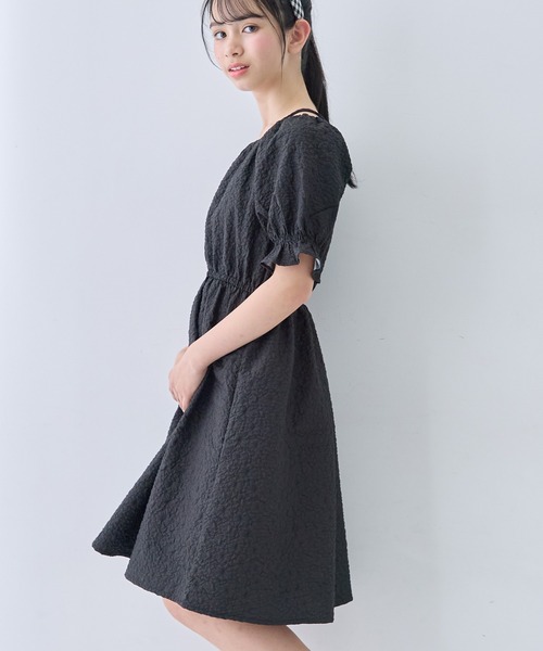 Amourire girl(アムリールガール)の「パフスリーブ フラワー エンボス ギャザー ワンピース(ワンピース・キッズ・ブラック/イエロー/オフホワイト/サックスブルー・130cm/140cm/150cm/160cm)」の10枚目の写真
