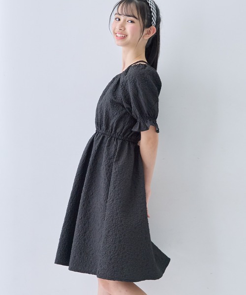 Amourire girl(アムリールガール)の「パフスリーブ フラワー エンボス ギャザー ワンピース(ワンピース・キッズ・ブラック/イエロー/オフホワイト/サックスブルー・130cm/140cm/150cm/160cm)」の11枚目の写真