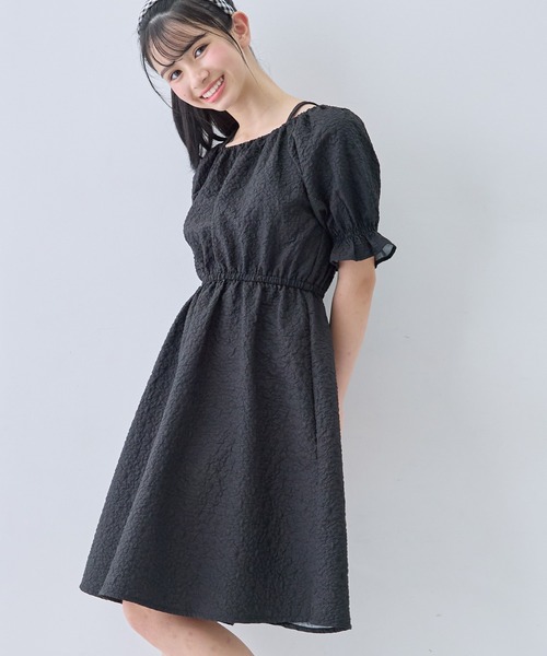 Amourire girl(アムリールガール)の「パフスリーブ フラワー エンボス ギャザー ワンピース(ワンピース・キッズ・ブラック/イエロー/オフホワイト/サックスブルー・130cm/140cm/150cm/160cm)」の12枚目の写真