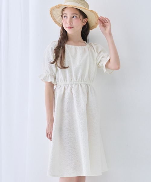 Amourire girl(アムリールガール)の「パフスリーブ フラワー エンボス ギャザー ワンピース(ワンピース・キッズ・ブラック/イエロー/オフホワイト/サックスブルー・130cm/140cm/150cm/160cm)」の14枚目の写真