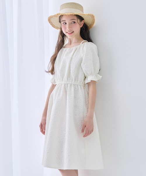 Amourire girl(アムリールガール)の「パフスリーブ フラワー エンボス ギャザー ワンピース(ワンピース・キッズ・ブラック/イエロー/オフホワイト/サックスブルー・130cm/140cm/150cm/160cm)」の16枚目の写真