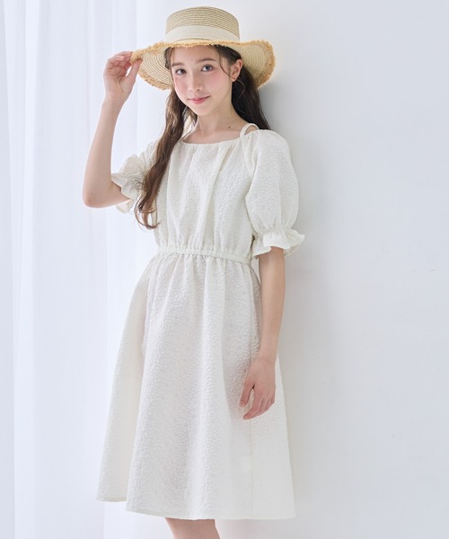 Amourire girl(アムリールガール)の「パフスリーブ フラワー エンボス ギャザー ワンピース(ワンピース・キッズ・ブラック/イエロー/オフホワイト/サックスブルー・130cm/140cm/150cm/160cm)」の17枚目の写真