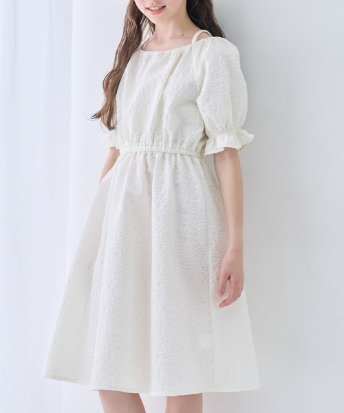 Amourire girl(アムリールガール)の「パフスリーブ フラワー エンボス ギャザー ワンピース(ワンピース・キッズ・ブラック/イエロー/オフホワイト/サックスブルー・130cm/140cm/150cm/160cm)」の18枚目の写真