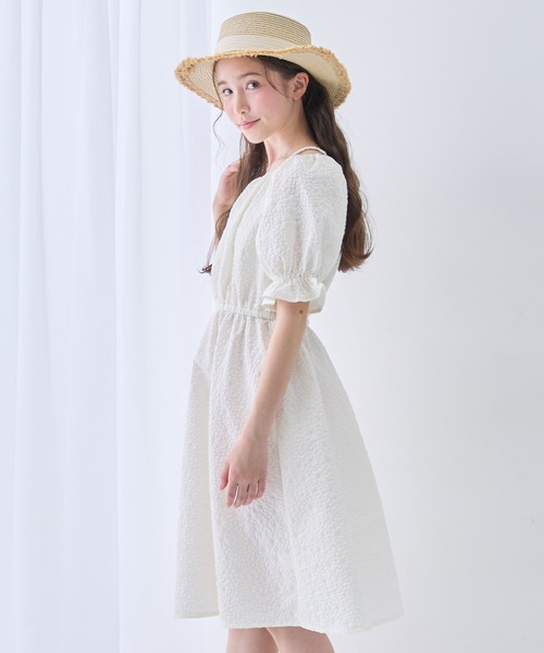 Amourire girl(アムリールガール)の「パフスリーブ フラワー エンボス ギャザー ワンピース(ワンピース・キッズ・ブラック/イエロー/オフホワイト/サックスブルー・130cm/140cm/150cm/160cm)」の20枚目の写真