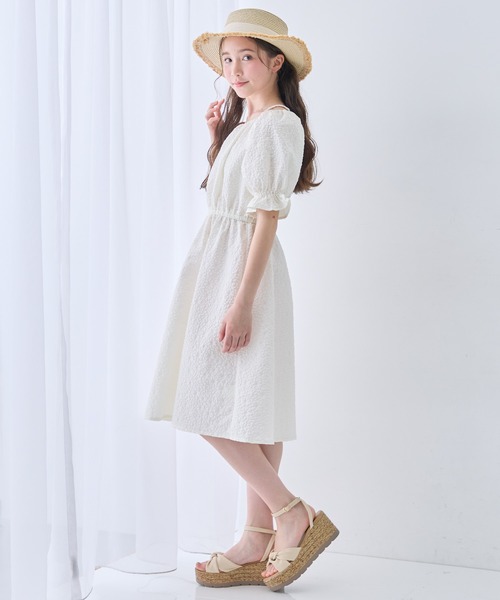 Amourire girl(アムリールガール)の「パフスリーブ フラワー エンボス ギャザー ワンピース(ワンピース・キッズ・ブラック/イエロー/オフホワイト/サックスブルー・130cm/140cm/150cm/160cm)」の21枚目の写真
