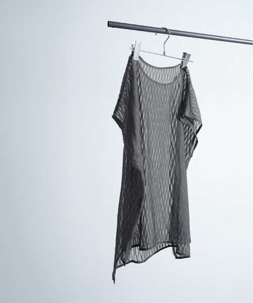 W:Huku(フーク)の「ランダム プリーツ ノースリーブ シフォン シアー トップス(Tシャツ/カットソー・レディース・ブラック系/グレー系1/ブラック系1/グレー系/ブラウン系1/ブラウン系/ホワイト系1/ホワイト系・FREE)」の5枚目の写真