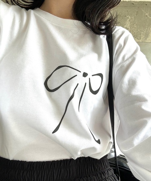 tunee(チュニー)の「ブラックリボンプリントロンT/長袖Tシャツ(hsyd)(Tシャツ/カットソー・レディース・ホワイト・MEDIUM)」の1枚目の写真