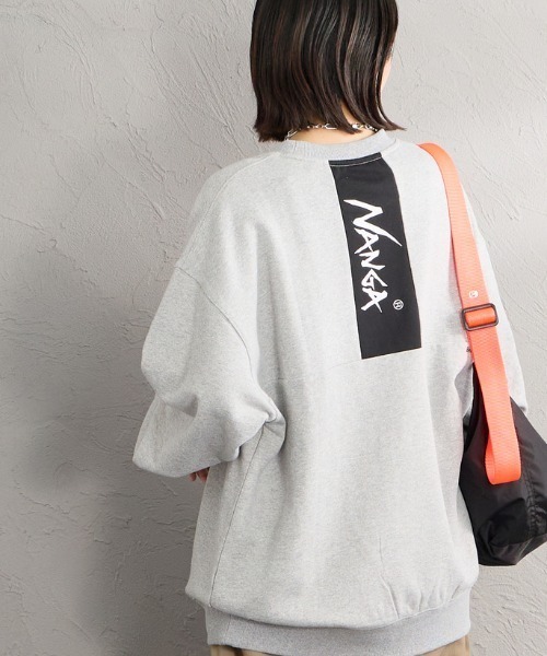 NANGA（ナンガ）の「【WEB先行予約】[NANGA/ナンガ] 別注 バーティカルロゴスウェット（スウェット・レディース・ブラック/グレー・S/L/M）」の2枚目の写真