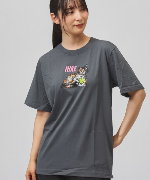 NIKE(ナイキ)の「NIKE ナイキ NSW スポーツ CAT S/S Tシャツ TGPX(Tシャツ/カットソー・レディース・ダークグレー/ホワイト・S/M/XL/L)」の2枚目の写真