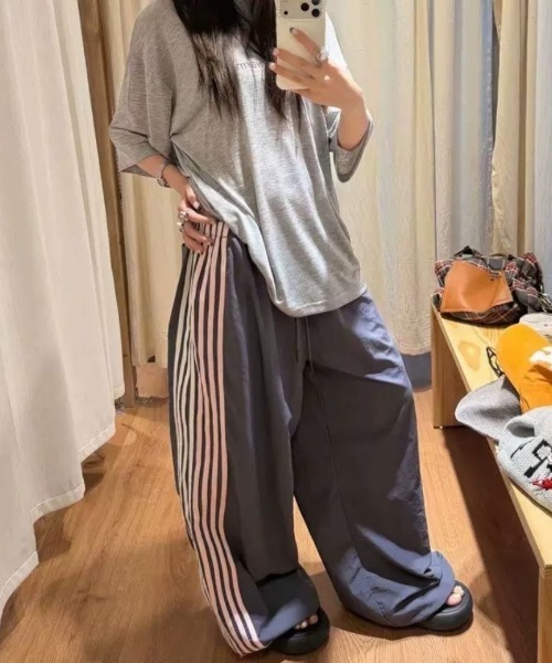 Ritzy(リッツィー)の「サイドラインワイドトラックパンツ(その他パンツ・レディース・ブラック/ネイビー/グレー・M)」の3枚目の写真