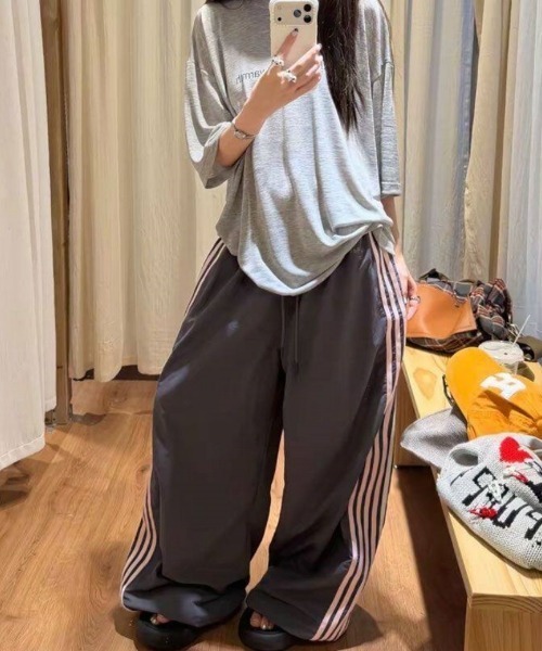 Ritzy(リッツィー)の「サイドラインワイドトラックパンツ(その他パンツ・レディース・ブラック/ネイビー/グレー・M)」の4枚目の写真