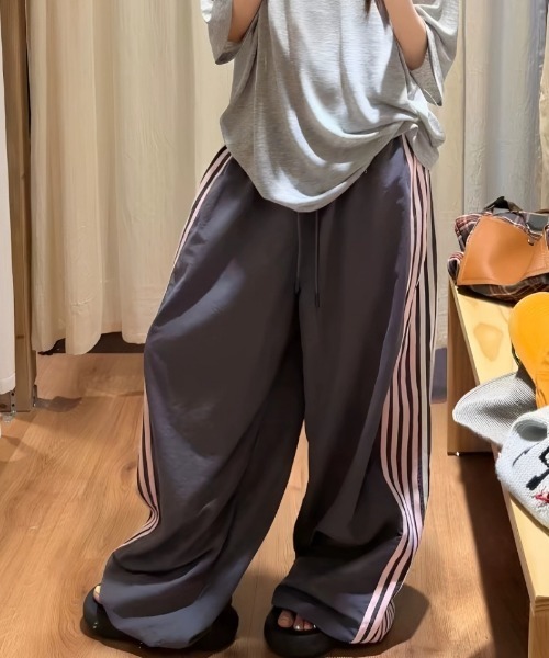 Ritzy(リッツィー)の「サイドラインワイドトラックパンツ(その他パンツ・レディース・ブラック/ネイビー/グレー・M)」の8枚目の写真