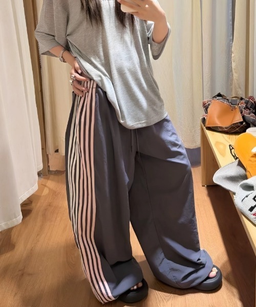 Ritzy(リッツィー)の「サイドラインワイドトラックパンツ(その他パンツ・レディース・ブラック/ネイビー/グレー・M)」の10枚目の写真