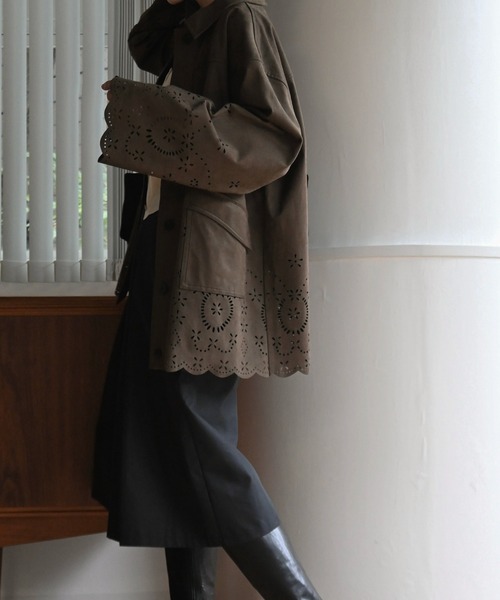 WILLFULLY(ウィルフリー)の「scalloped punch faux suede shirt JK(その他アウター・レディース・ダークブラウン/タン/ブラック・FREE)」の10枚目の写真
