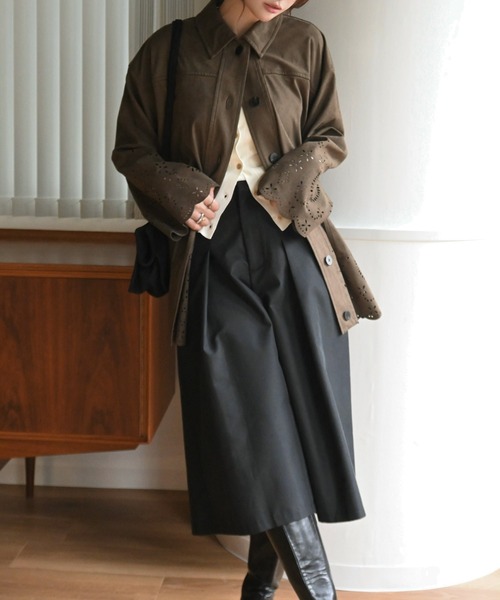 WILLFULLY(ウィルフリー)の「scalloped punch faux suede shirt JK(その他アウター・レディース・ダークブラウン/タン/ブラック・FREE)」の5枚目の写真