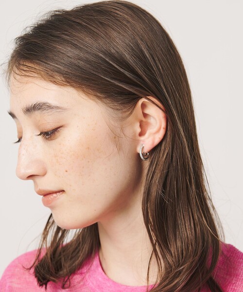 UNITED ARROWS(ユナイテッドアローズ)の「パヴェ フープイヤリング(イヤリング・レディース・シルバー/ゴールド・FREE)」の4枚目の写真
