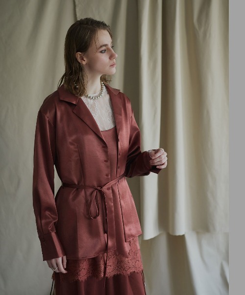 W:Huku(フーク)の「シルキーサテンオーバーシルエットシャツジャケット / Silky Satin Oversized Shirt Jacket(テーラードジャケット・レディース・ブラウン/ネイビー/オフホワイト・FREE)」の7枚目の写真