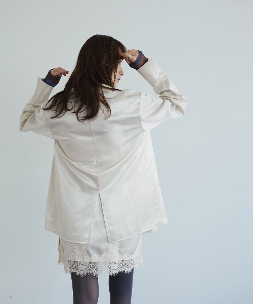 W:Huku(フーク)の「シルキーサテンオーバーシルエットシャツジャケット / Silky Satin Oversized Shirt Jacket(テーラードジャケット・レディース・ブラウン/ネイビー/オフホワイト・FREE)」の10枚目の写真