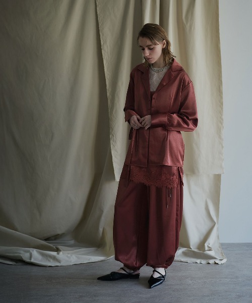 W:Huku(フーク)の「シルキーサテンオーバーシルエットシャツジャケット / Silky Satin Oversized Shirt Jacket(テーラードジャケット・レディース・ブラウン/ネイビー/オフホワイト・FREE)」の11枚目の写真