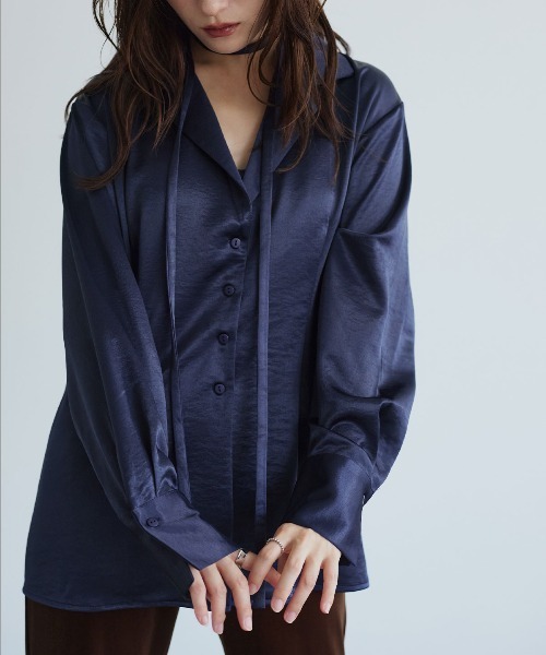 W:Huku(フーク)の「シルキーサテンオーバーシルエットシャツジャケット / Silky Satin Oversized Shirt Jacket(テーラードジャケット・レディース・ブラウン/ネイビー/オフホワイト・FREE)」の13枚目の写真