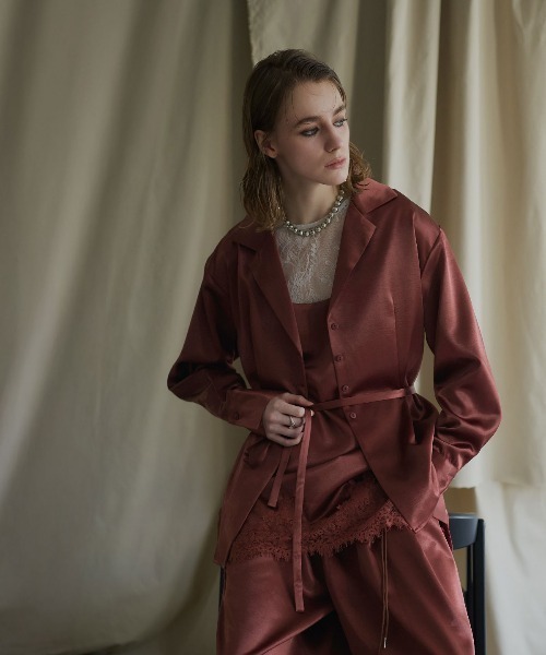 W:Huku(フーク)の「シルキーサテンオーバーシルエットシャツジャケット / Silky Satin Oversized Shirt Jacket(テーラードジャケット・レディース・ブラウン/ネイビー/オフホワイト・FREE)」の4枚目の写真