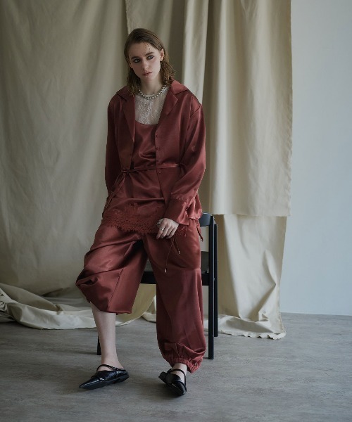 W:Huku(フーク)の「シルキーサテンオーバーシルエットシャツジャケット / Silky Satin Oversized Shirt Jacket(テーラードジャケット・レディース・ブラウン/ネイビー/オフホワイト・FREE)」の14枚目の写真