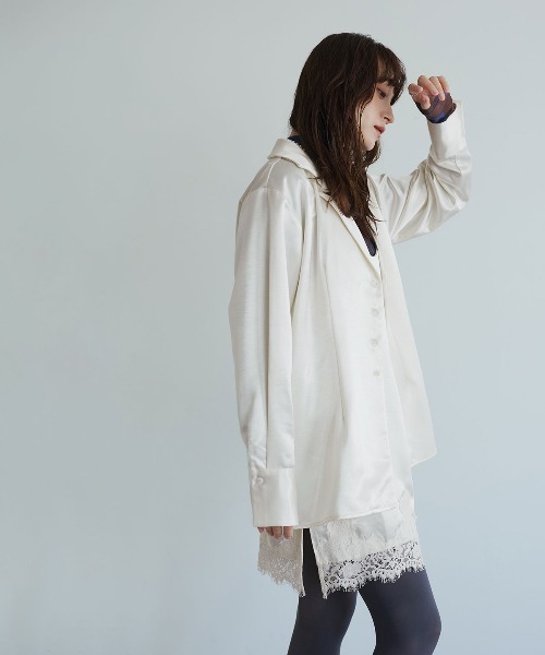 W:Huku(フーク)の「シルキーサテンオーバーシルエットシャツジャケット / Silky Satin Oversized Shirt Jacket(テーラードジャケット・レディース・ブラウン/ネイビー/オフホワイト・FREE)」の15枚目の写真