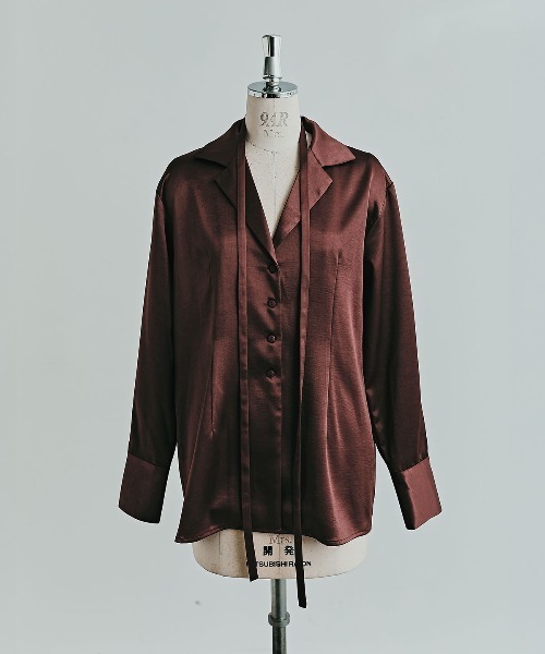 W:Huku(フーク)の「シルキーサテンオーバーシルエットシャツジャケット / Silky Satin Oversized Shirt Jacket(テーラードジャケット・レディース・ブラウン/ネイビー/オフホワイト・FREE)」の21枚目の写真