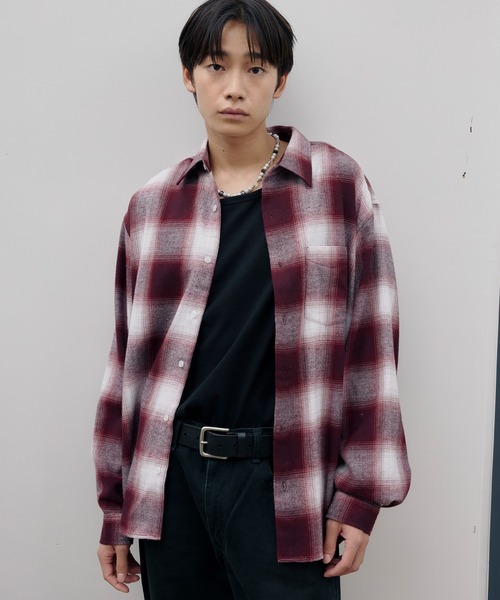 DAWNCE(ダウンス)の「【AKI・三嶋ひな 着用】オンブレチェックシャツ(シャツ/ブラウス・メンズ・レッド/ブラック・M/L)」の2枚目の写真