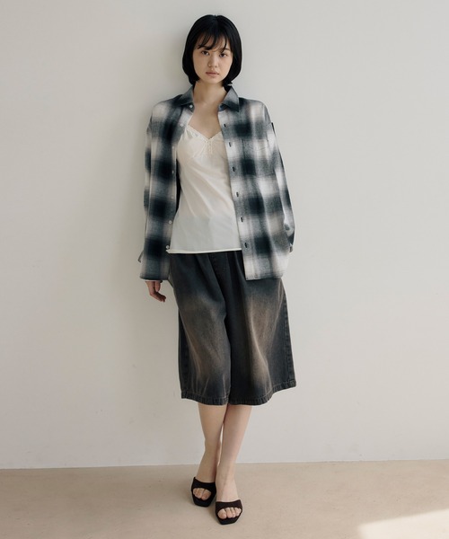 DAWNCE(ダウンス)の「【AKI・三嶋ひな 着用】オンブレチェックシャツ(シャツ/ブラウス・メンズ・レッド/ブラック・M/L)」の7枚目の写真